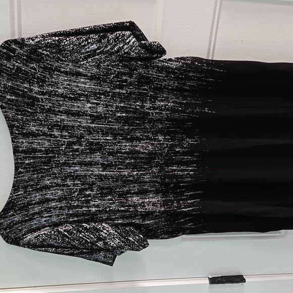 Silver Black Short Sleeve JM Collection SZ medium Rayon Spandex Runs Big - Picture 5 of 8